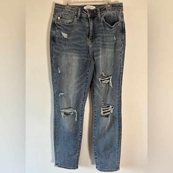 Judy Blue women’s medium wash distressed capri jeans, size 7/28.      #35-0185 - Picture 1 of 5